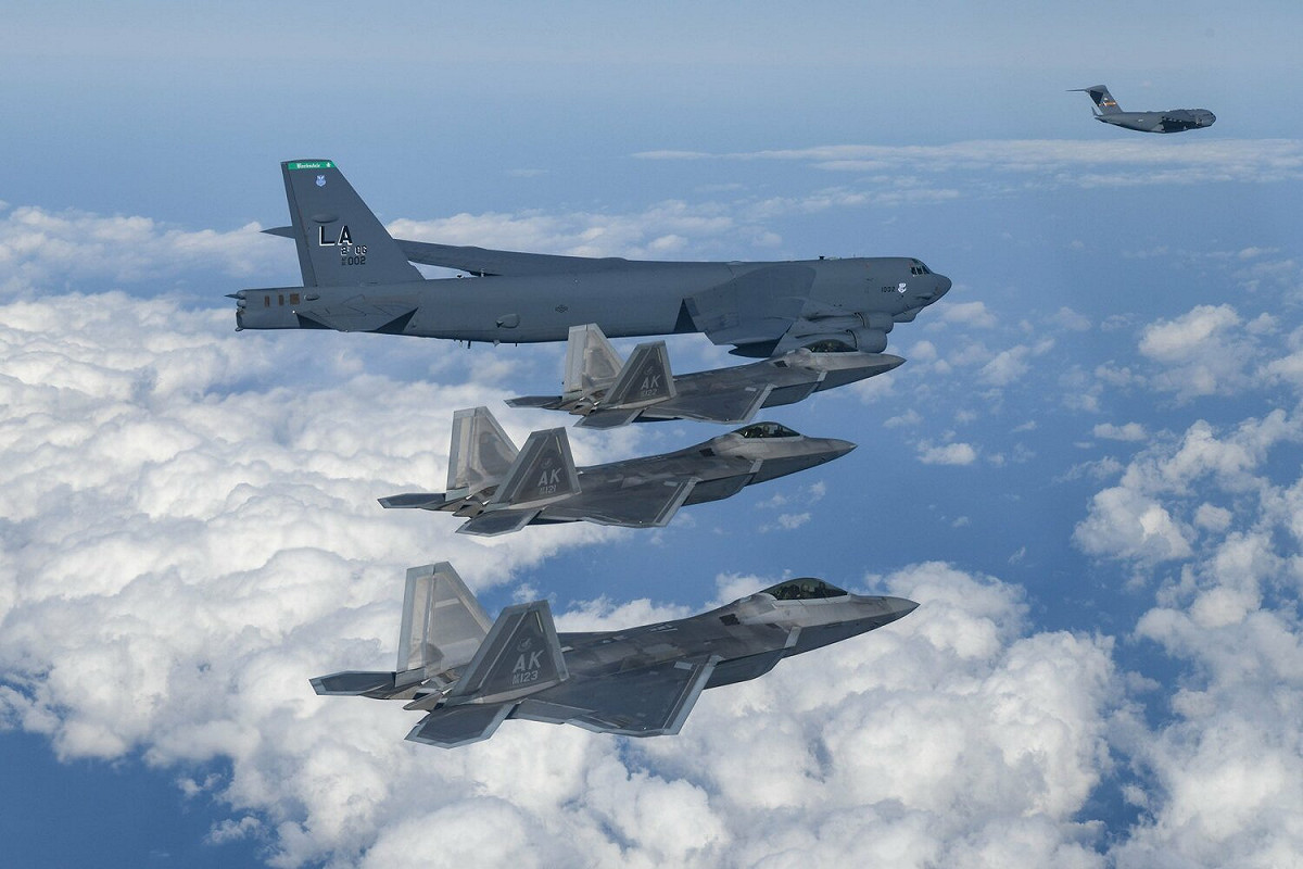在韓國舉行的韓美聯合軍演，美軍F-22「猛禽」匿蹤戰鬥機與B-52H「同溫層堡壘」戰略轟炸機同場威懾北韓。 圖：翻攝@space_osint推特