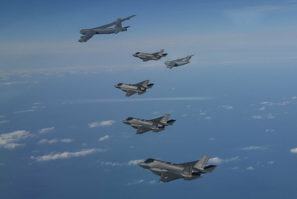 在韓國舉行的韓美聯合軍演，美軍F-22「猛禽」匿蹤戰鬥機與B-52H「同溫層堡壘」戰略轟炸機同場威懾北韓。 圖：翻攝@space_osint推特