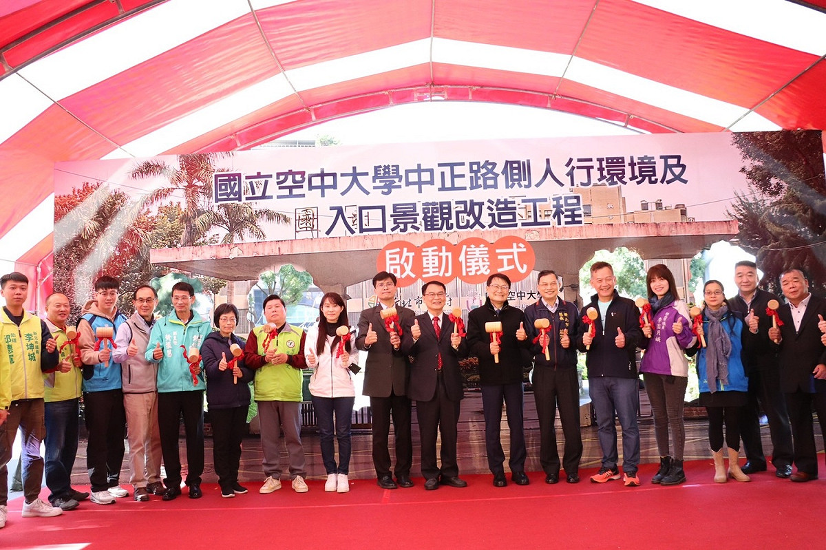 新北市副市長陳純敬（右7）、工務局副局長祝惠美（左6）、養工處長馮兆麟（右2）與地方民意代表一同為開工典禮進行破牆儀式。 圖：新北市工務局提供