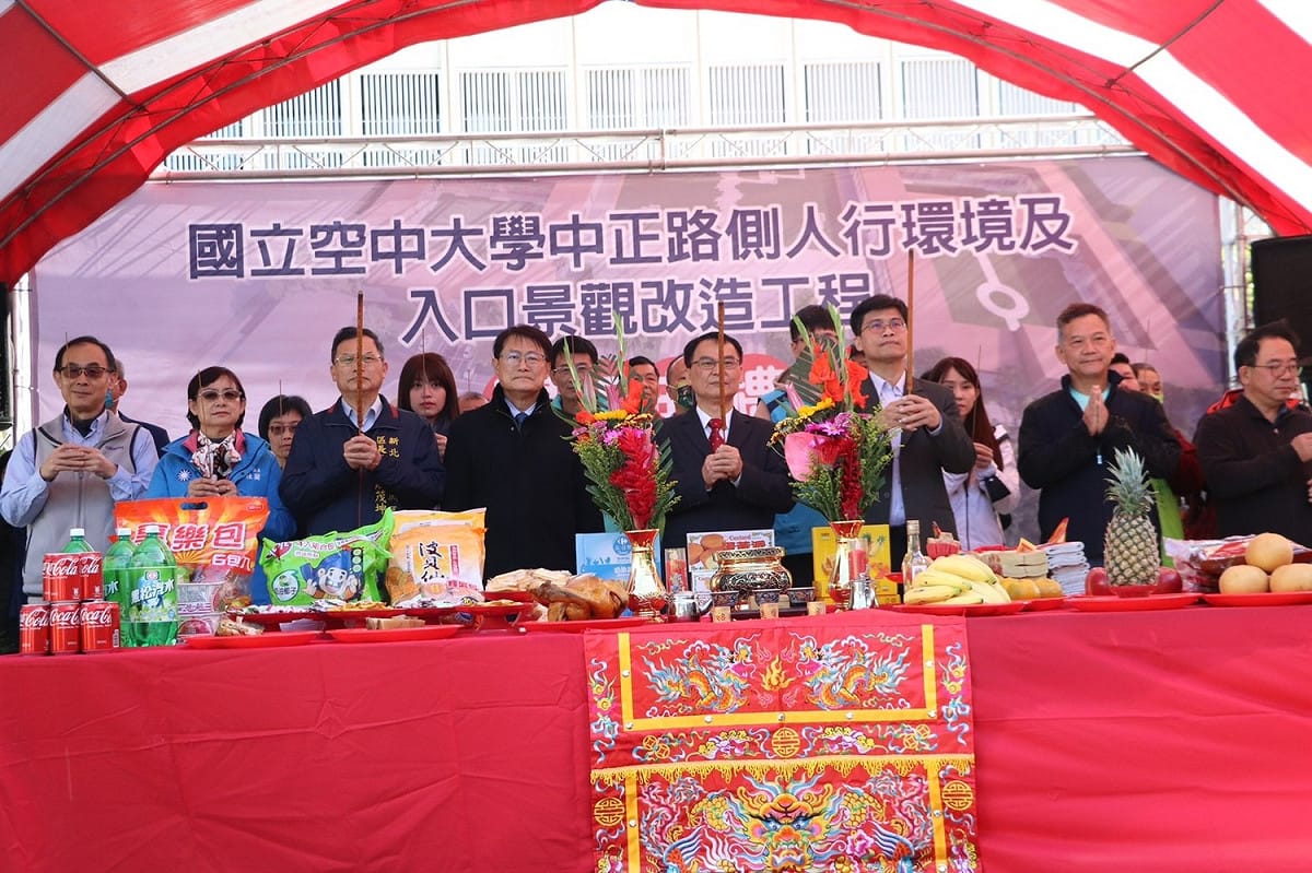 陳純敬及與會來賓一同祈福，空大友善人行環境改造工程開工順利。 圖：新北市工務局提供