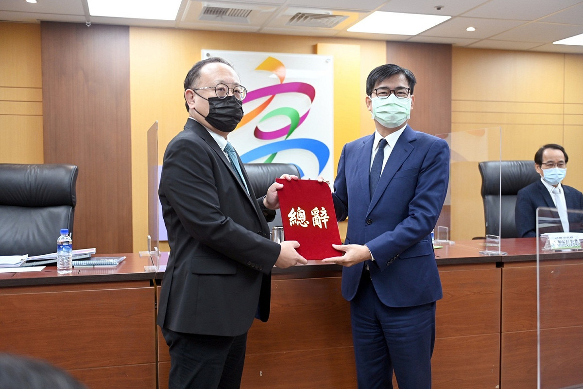 史哲(左)代表全體政務人員向陳其邁遞總辭報告。 圖高雄市政府/提供
