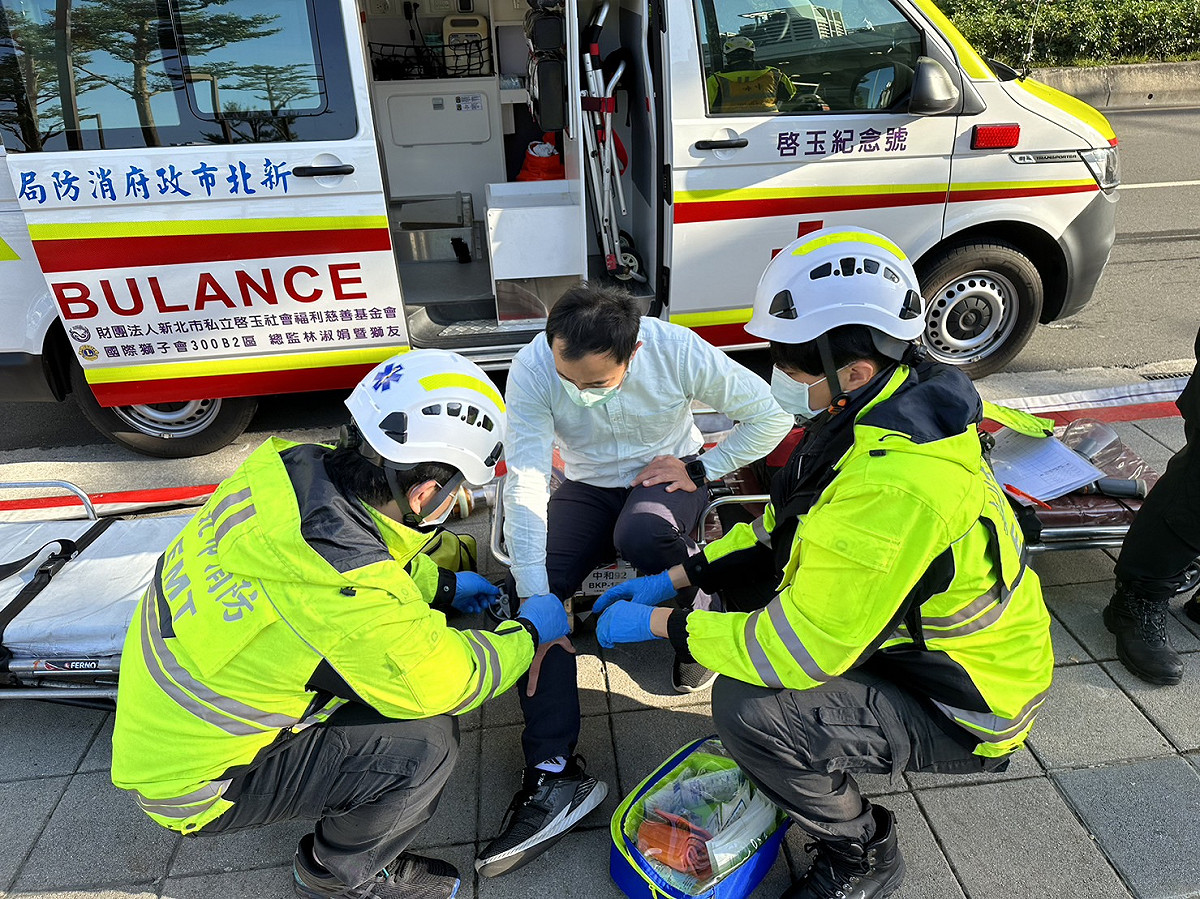 此次演練係模擬中和好市多內部因不明狀況起火，惟賣場面積超過千坪，春節等假日人潮聚集，雖業者立即啟動自衛消防編組，火煙仍延燒至其他區域，並回報119請求支援。 圖：新北市消防局提供