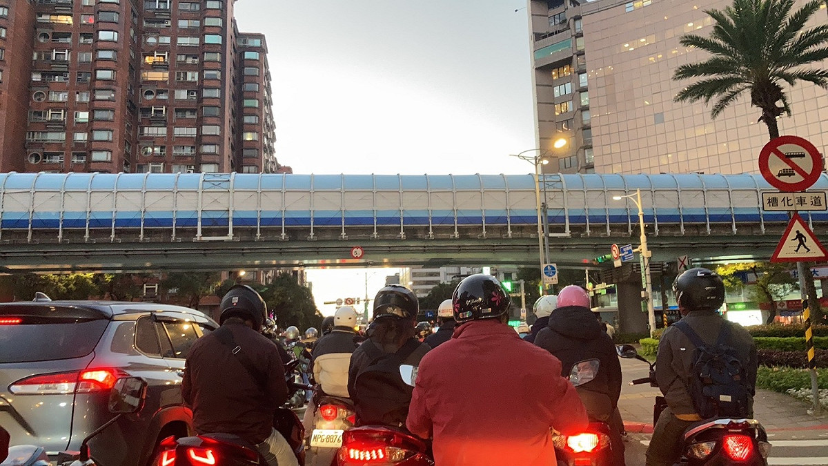 明(18)日強烈大陸冷氣團減弱，各地清晨天氣仍偏冷，白天氣溫回升，北部及東北部天氣仍較涼。 圖：林岑韋／攝