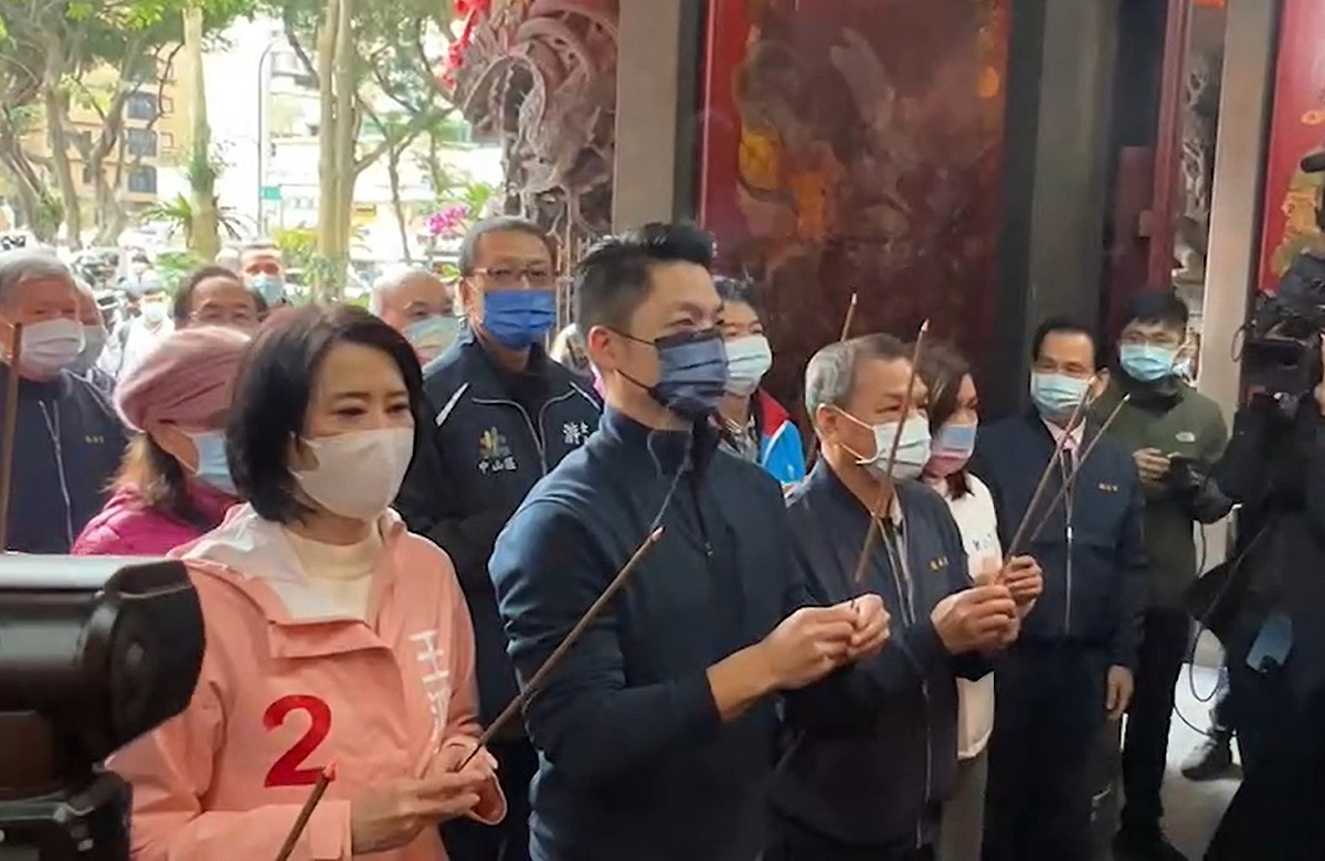 蔣萬安陪同王鴻薇赴中山區植福宮、景福宮參拜。 圖：蔣萬安辦公室/提供