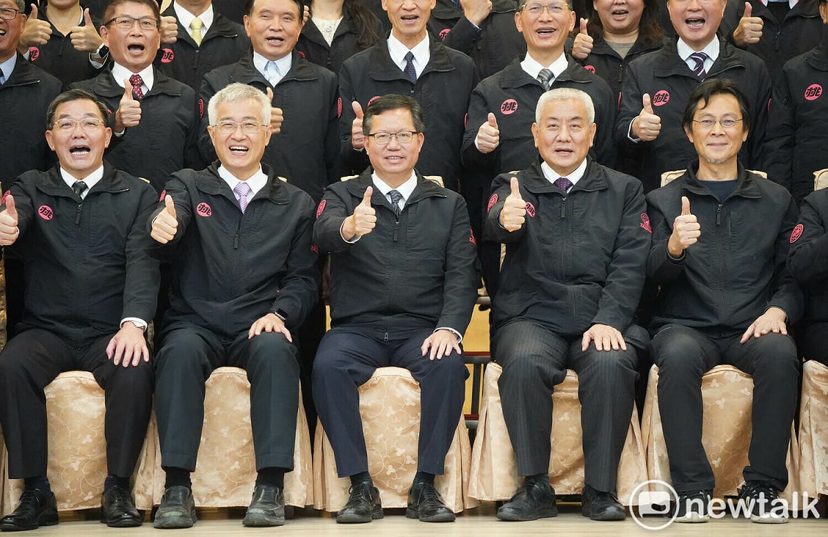 市政會議後，鄭文燦和市府各局處主管合影拍畢業照。 圖：林昀真/攝