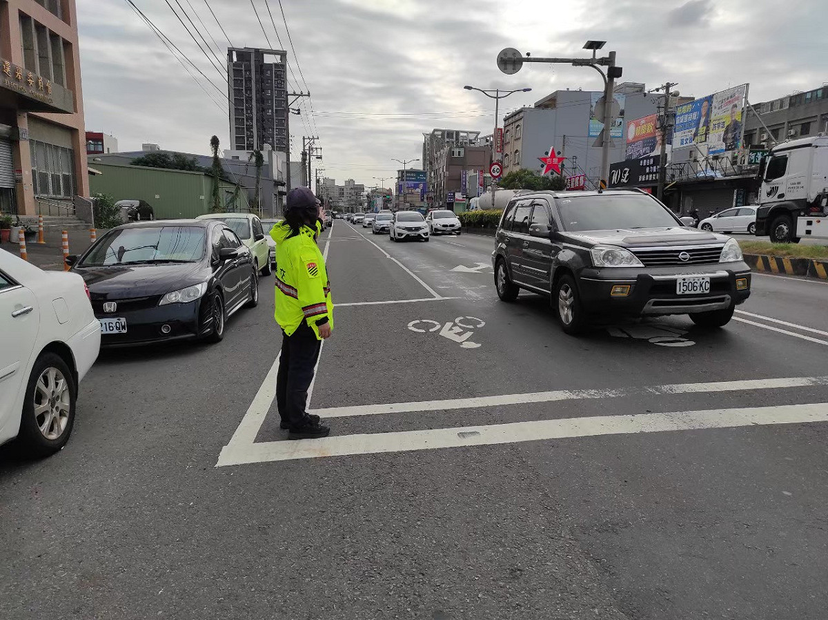 重症醫黃軒今在臉書上引國際報告指出，20% 的車禍是由疲勞引起的，且睡眠不足5個小時的駕駛與酒後駕駛有相似的表現。（圖為駕駛示意) 圖：公路總局一區工程處提供