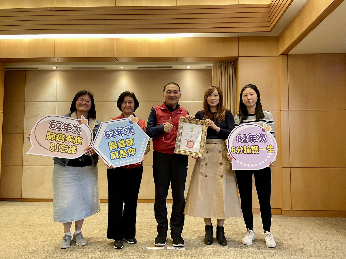 新北市衛生局辦理促進全民健康生活與強化識能榮獲「111 年健康素材徵選活動」獎項。 圖：新北市衛生局提供