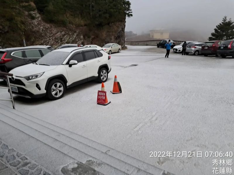 合歡山今早短暫下起了冰霰，出現路面結冰的情形。 圖：南投林區管理處／提供