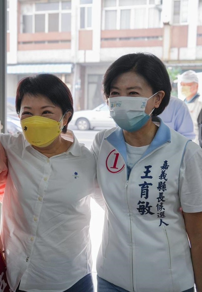 前立委王育敏(右)出任台中市副市長。先前選舉時與台中市長盧秀燕(左)也多次合體。 圖:翻攝自臉書
