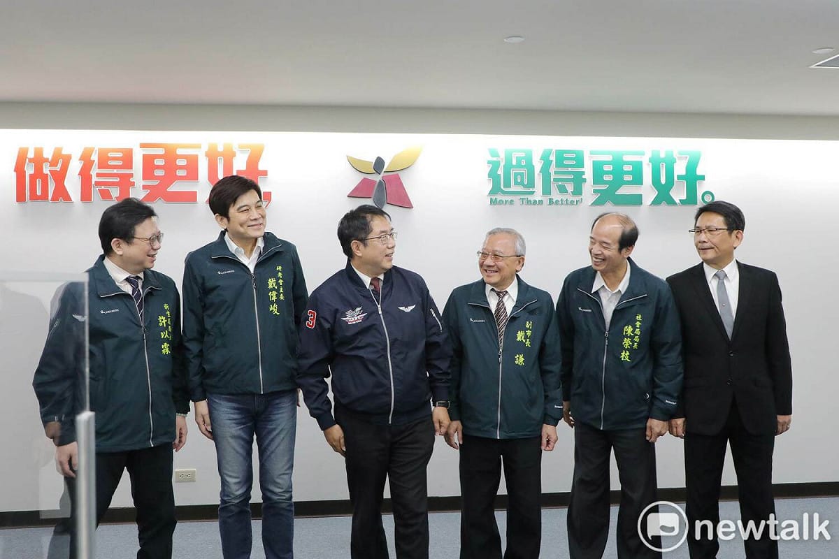 台南市長黃偉哲於市政會議致贈服務獎牌予即將離開市府團隊的5位成員，包括副市長戴謙、環保局長謝世傑、社會局長陳榮枝、衛生局長許以霖及研考會主委戴偉峻。 圖：台南市政府提供（資料照片）