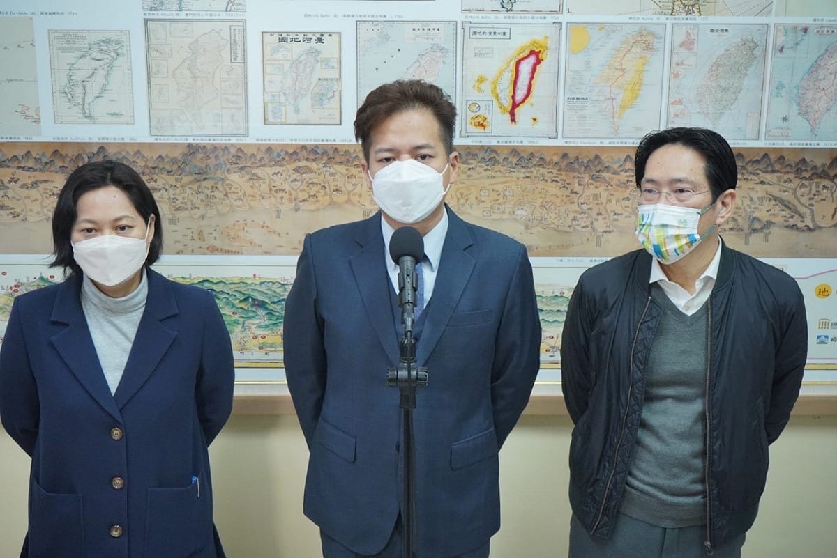 民眾黨立法院黨團總召邱臣遠（中）、副總召賴香伶（左）、幹事長張其祿（右）。 圖：邱臣遠辦公室 / 提供
