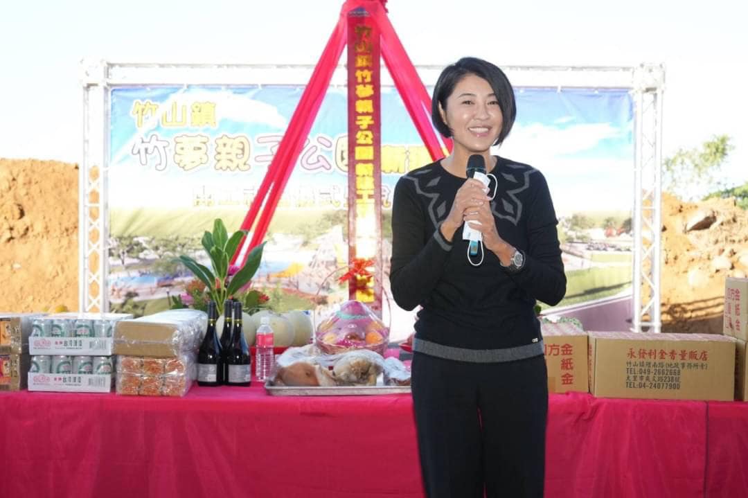 南投縣長當選人許淑華今天中午以新的短髮造型出席竹夢親子共融公園動土典禮。 圖：翻攝自許淑華臉書