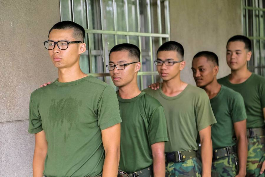 國軍志願士兵入伍訓期出現爭議，國防部改口「在現有8週課程訓練中新增課目」。 圖：翻攝國防部發言人臉書(資料照片)
