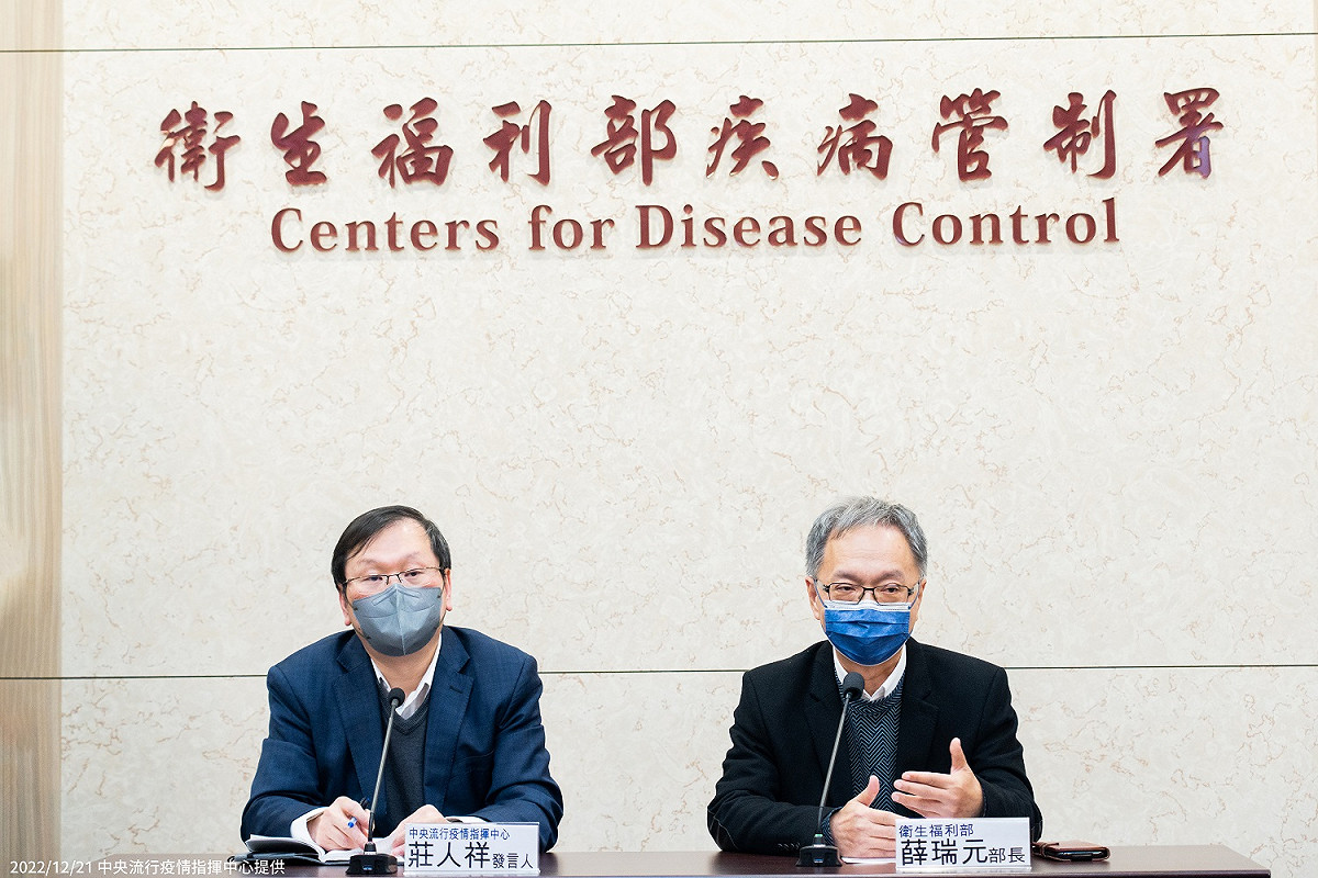 薛瑞元傍晚特別與指揮中心發言人莊人祥一同召開記者會解釋BNT雙價疫苗的爭議。 圖：衛生福利部／提供