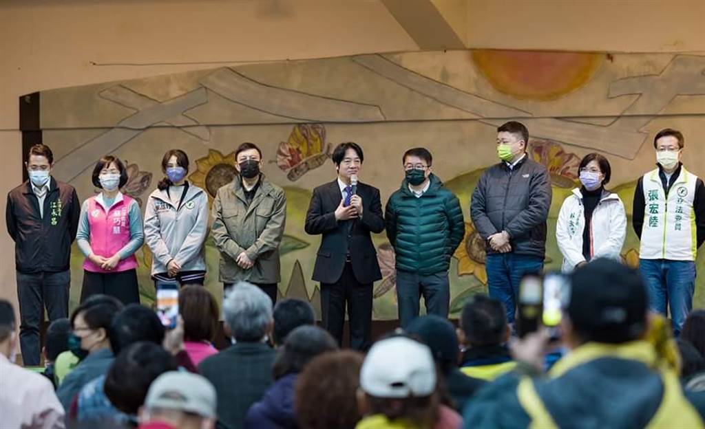 賴清德(中)21日晚上召開首場「向黨員報告」座談會。 圖：翻攝賴清德臉書