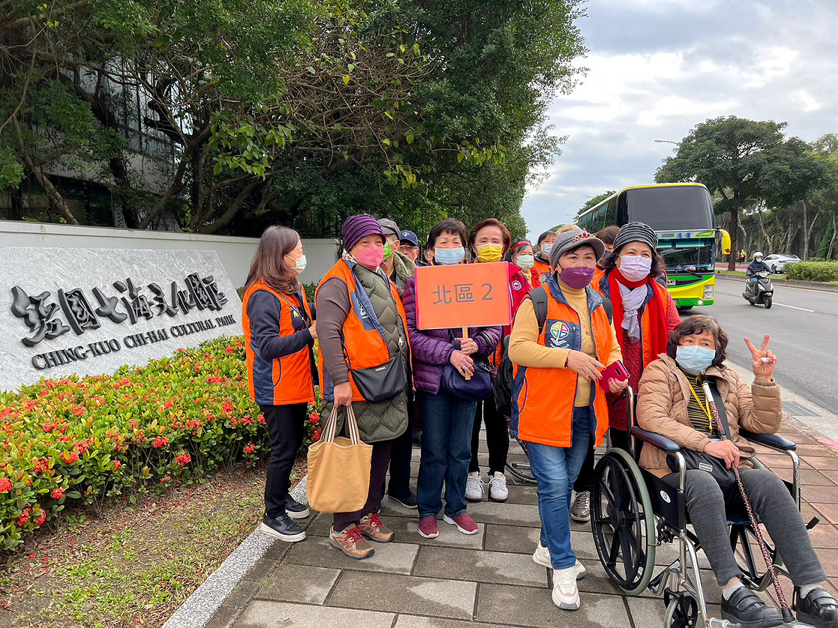 慈暉志工以一對一陪伴獨居長者到經國七海文化園區遊覽。 圖：新北市社會局提供