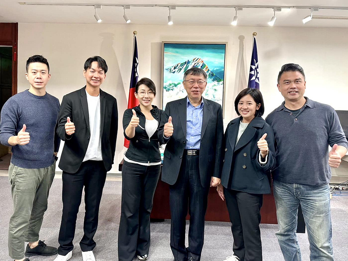 民眾黨本次在台北市斬獲4席議員，包括張志豪（右1）、黃瀞瑩（右2）、林珍羽（左3）、陳宥丞（左2）。 圖：翻攝林珍羽臉書
