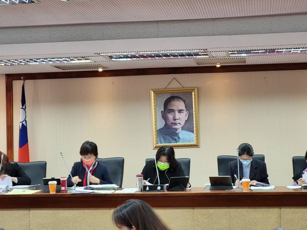 就服務處主任被指挺黃敏惠，王美惠(圖中)今天上午受訪回應。 圖:陳佩君/攝