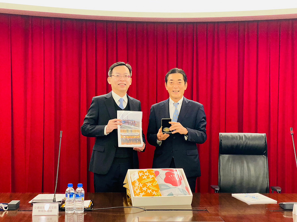 民航局長林國顯與愛媛縣知事中村時廣交換禮物。 圖：交通部民用航空局／提供