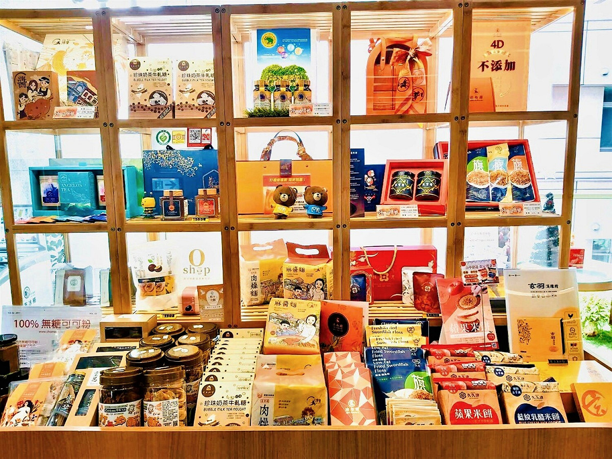 台中捷運市政府站的「好禮幸福館」集結眾多台中知名伴手禮品牌。 台中捷運公司/提供