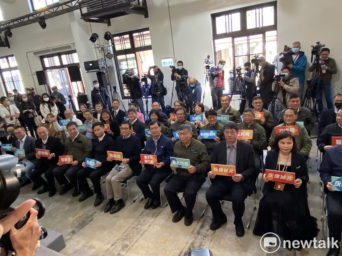 台北市長柯文哲與市政團隊大合影。 圖：周煊惠 / 攝
