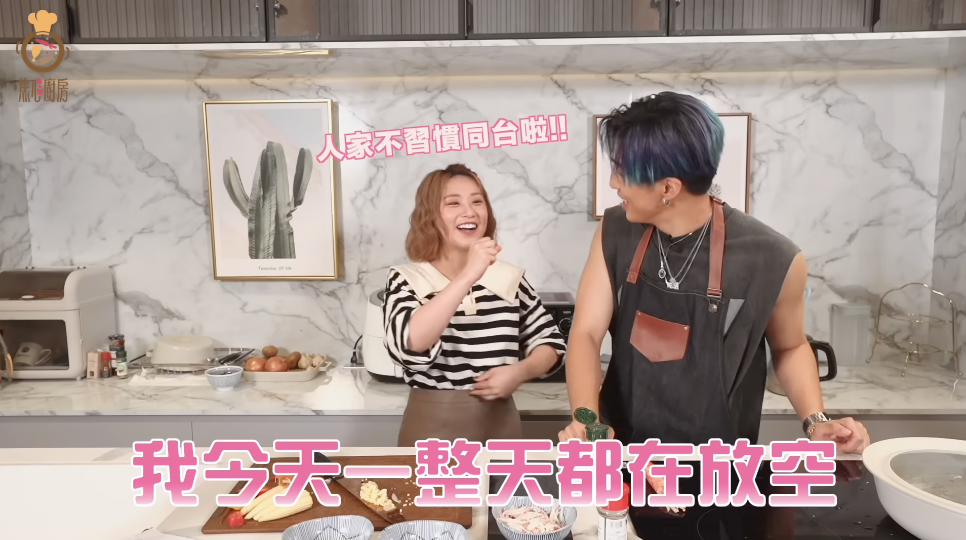 兩人也在凡凡最新一集節目上合體，放閃互動看瞎粉絲。 圖：翻攝自焦凡凡YT頻道