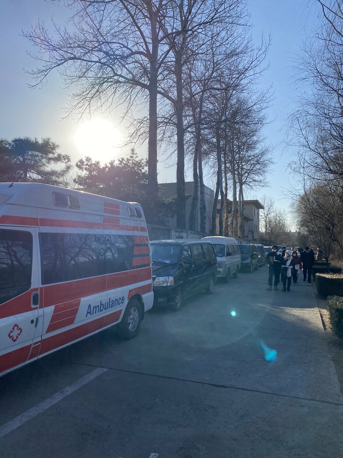 19日北京市東郊火葬場，有大批靈車排隊等待火化。 圖:翻攝自推特Leo Lord-Jones @leolordjones