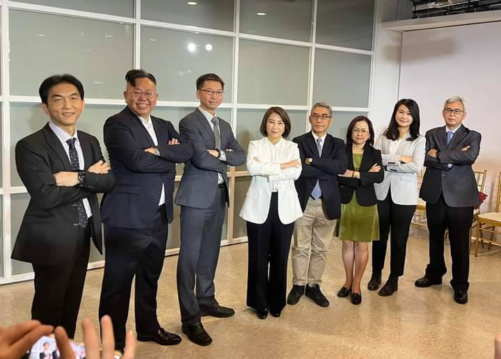 周春米(左四)介紹縣府團隊新任局處首長。 圖：翻攝周春米臉書