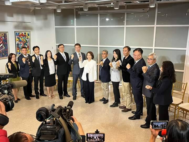 周春米(中)率部分縣府新團隊成員亮相。 圖：翻攝周春米臉書