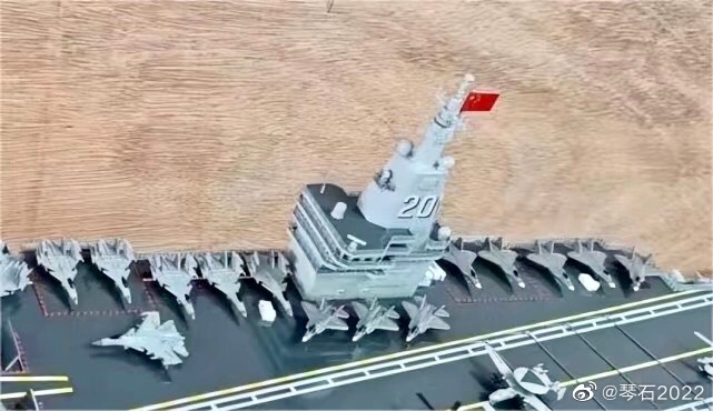 陸網流傳的解放軍 005 型航母模型照片，放棄傳統常規動力航母的大煙囪，改採核動力運作。 圖:翻攝自微博
