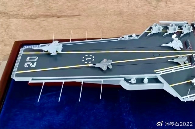 陸網流傳的解放軍 005 型航母模型照片，可見3條電磁彈射軌道和殲-35。 圖:翻攝自微博