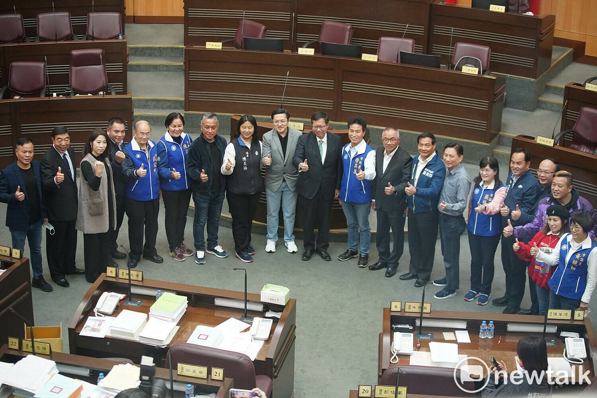 第二屆桃園市議會臨時會閉會，國民黨籍議員與即將卸任的市長鄭文燦合影。 圖：林昀真/攝