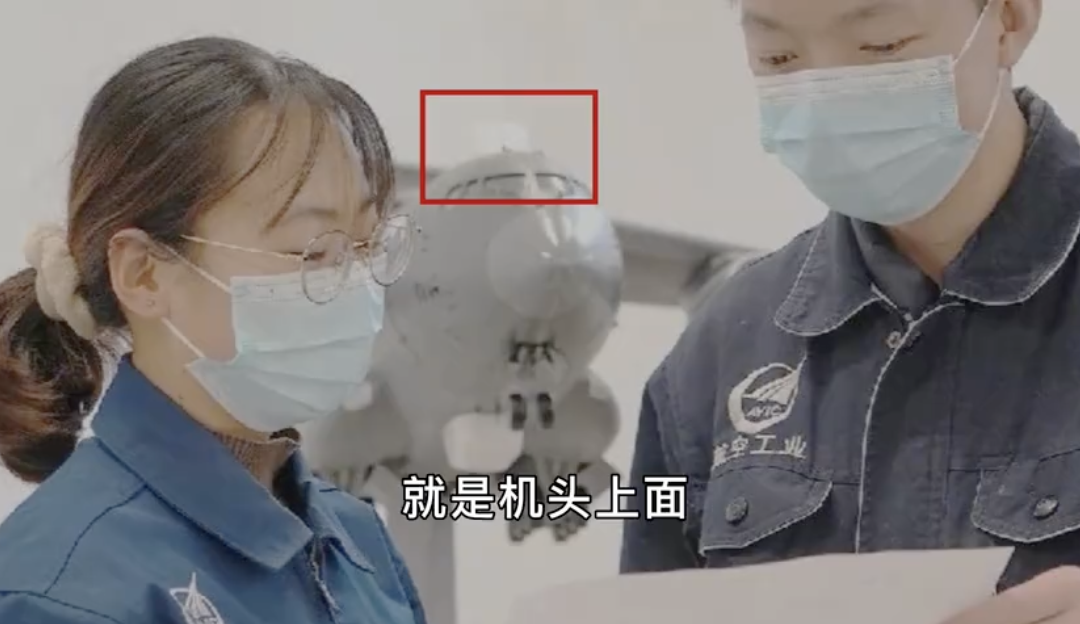 疑似是中國版「末日飛機」圖片曝光，上頭有白色突起物，專家指可能為整流罩。 圖：翻攝自「飛評面對面」