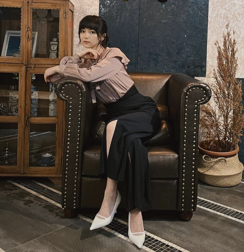 「圍棋女神」黑嘉嘉罕露美腿，高衩長裙超吸睛。 圖：翻攝自黑嘉嘉IG