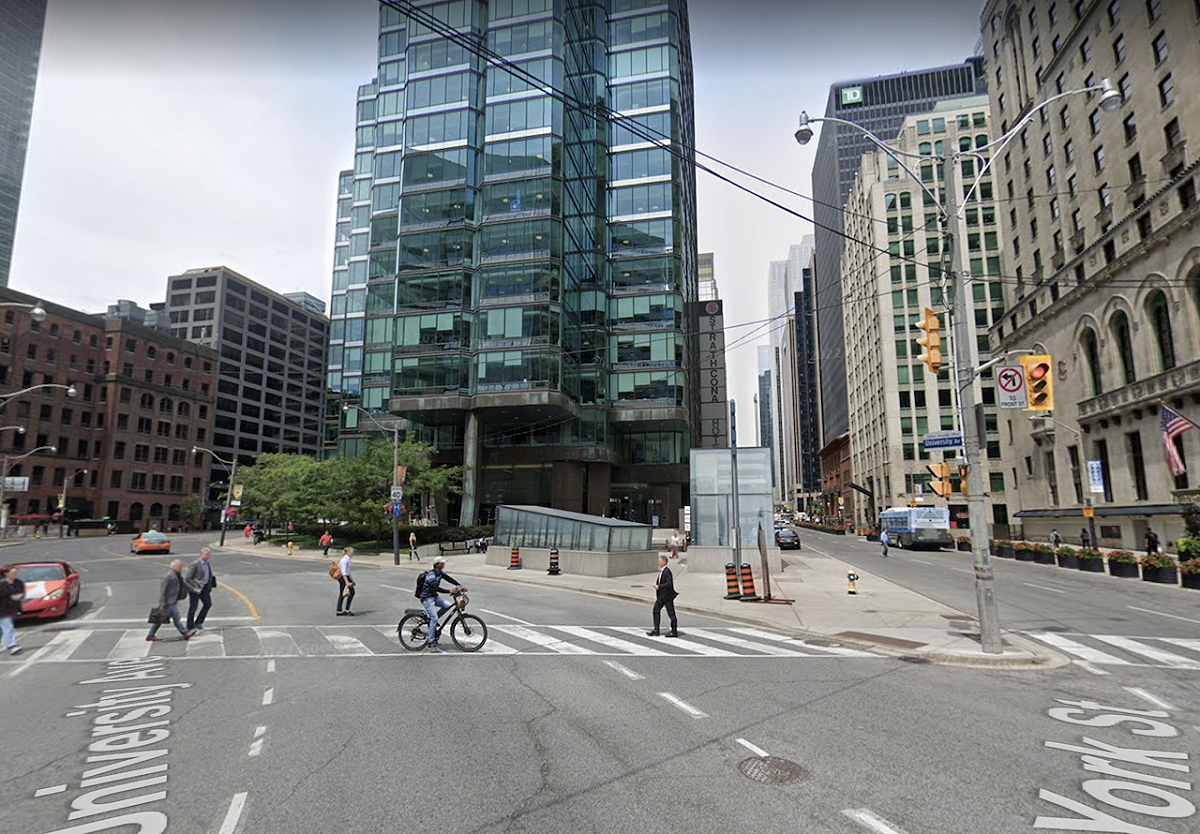 事發在加拿大多倫多約克街（York Street）與大學路（University Avenue）路口。 圖：翻攝自Google Maps
