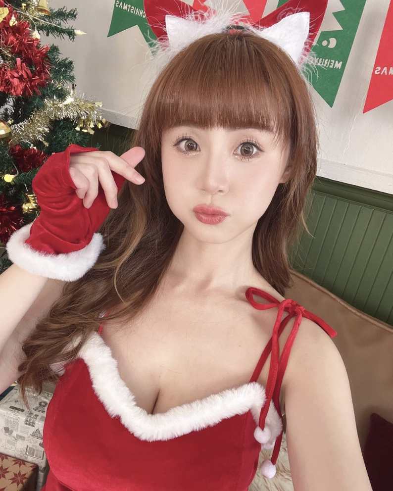 啦啦隊「PS」短今化身聖誕女郎。 圖：翻攝自短今IG