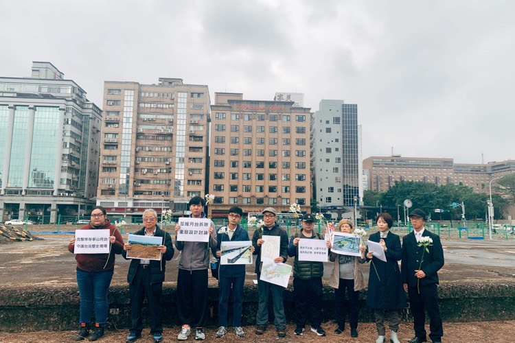 暗坑文化工作室、台灣二二八關懷總會、五十年代白色恐怖案件平反促進會等團體2022年12月21日在華山月台召開記者會，籲保留「華山月台」，將「不義遺址」轉為「暗黑文化資產」。 圖：暗坑文化工作室提供