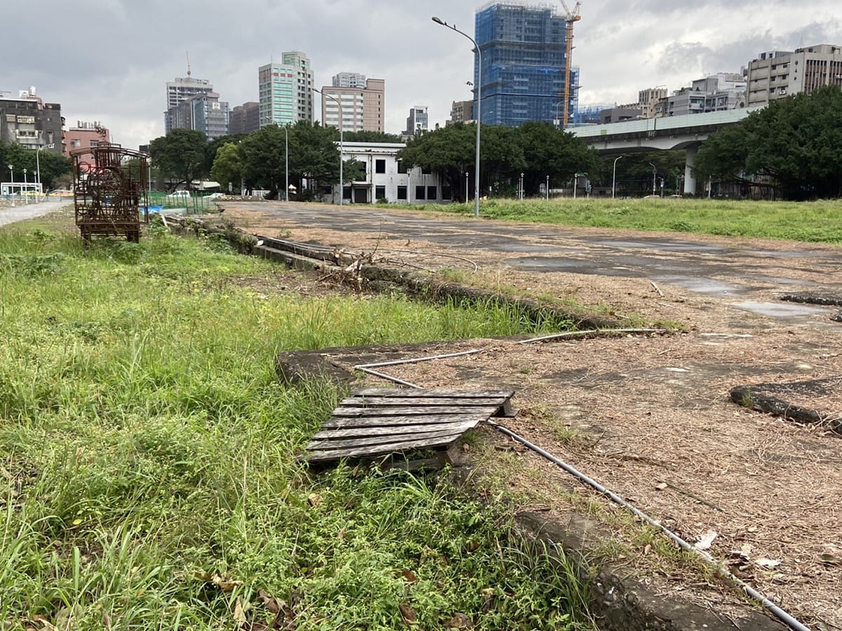 台灣二二八關懷總會今（4）日發表聲明，要求政府完整就地保留「華山月台」，若異地移置或拆除，無法對台灣人民交代，將成不義政府。 圖：暗坑文化工作室提供