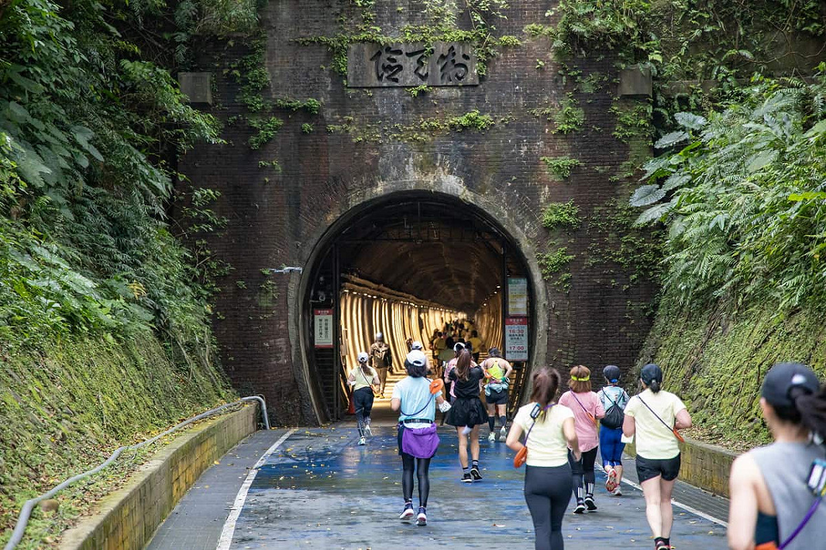 鐵道馬賽道跑經東北角人氣景點－福隆舊草嶺隧道。（第七屆2022年資料照） 圖：新北市觀旅局提供