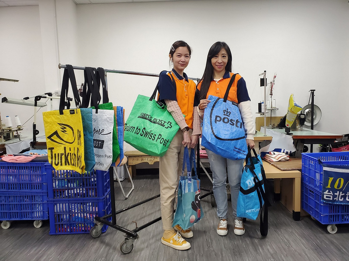 清潔隊自製的再生環保袋也將在跳蚤市場義賣。 圖：新北市環保局提供