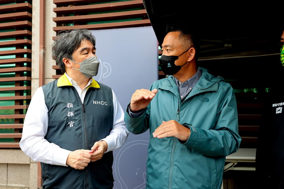 金門縣長楊鎮浯（右）與防疫指揮官王必勝（左）。 圖：取自楊鎮浯臉書