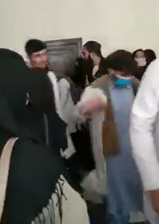 阿富汗男大生集體退出考場，為女性教育權發聲。 圖: 翻攝自Shabnam Nasimi 推特