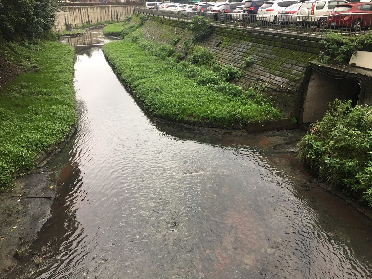 瓦磘溝上游子溝完成，可加速水流有助改善積水惡臭。 圖：新北市水利局提供
