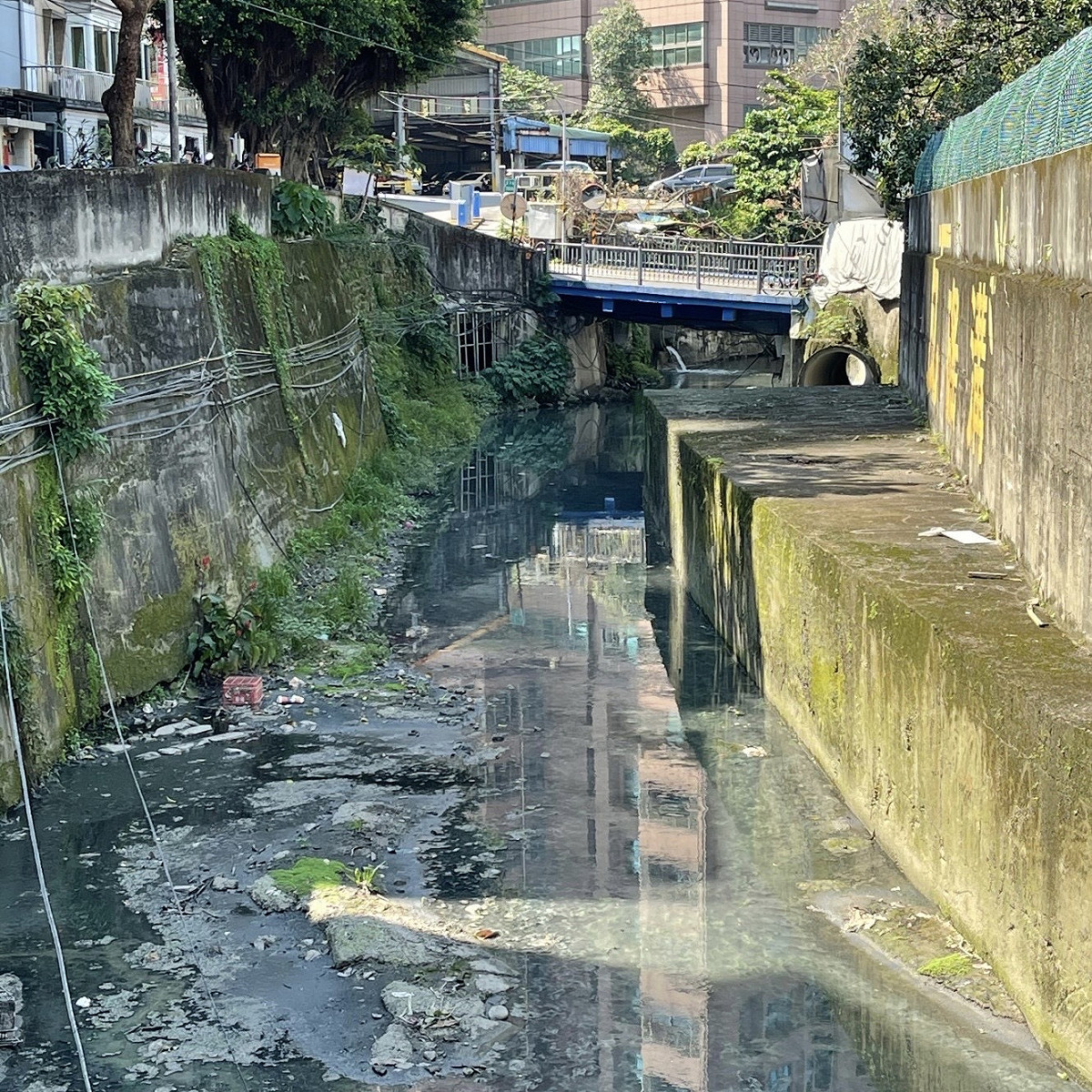 改變前的瓦磘溝髒亂惡臭景象。 圖：新北市水利局提供