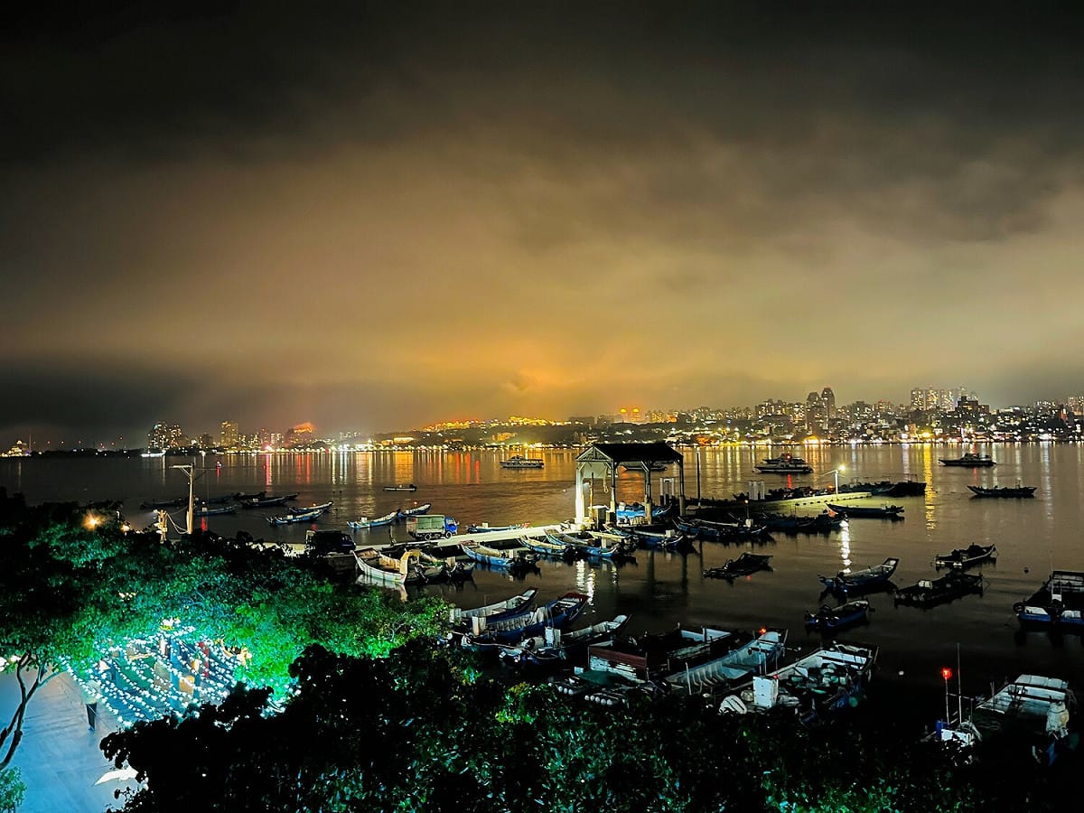 八里河畔可以享受一望無邊的夜景，從早到夜裡都好玩。 圖：八里左岸觀光協會提供