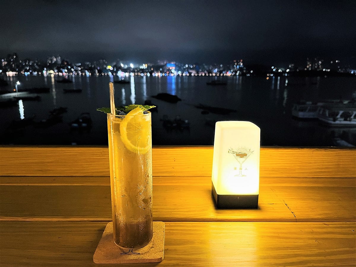 八里今年10月甫開幕的渡船人咖啡廳不僅具優美景觀，還可以小酌一番，是八里少有的酒吧餐館。 圖：八里左岸觀光協會提供