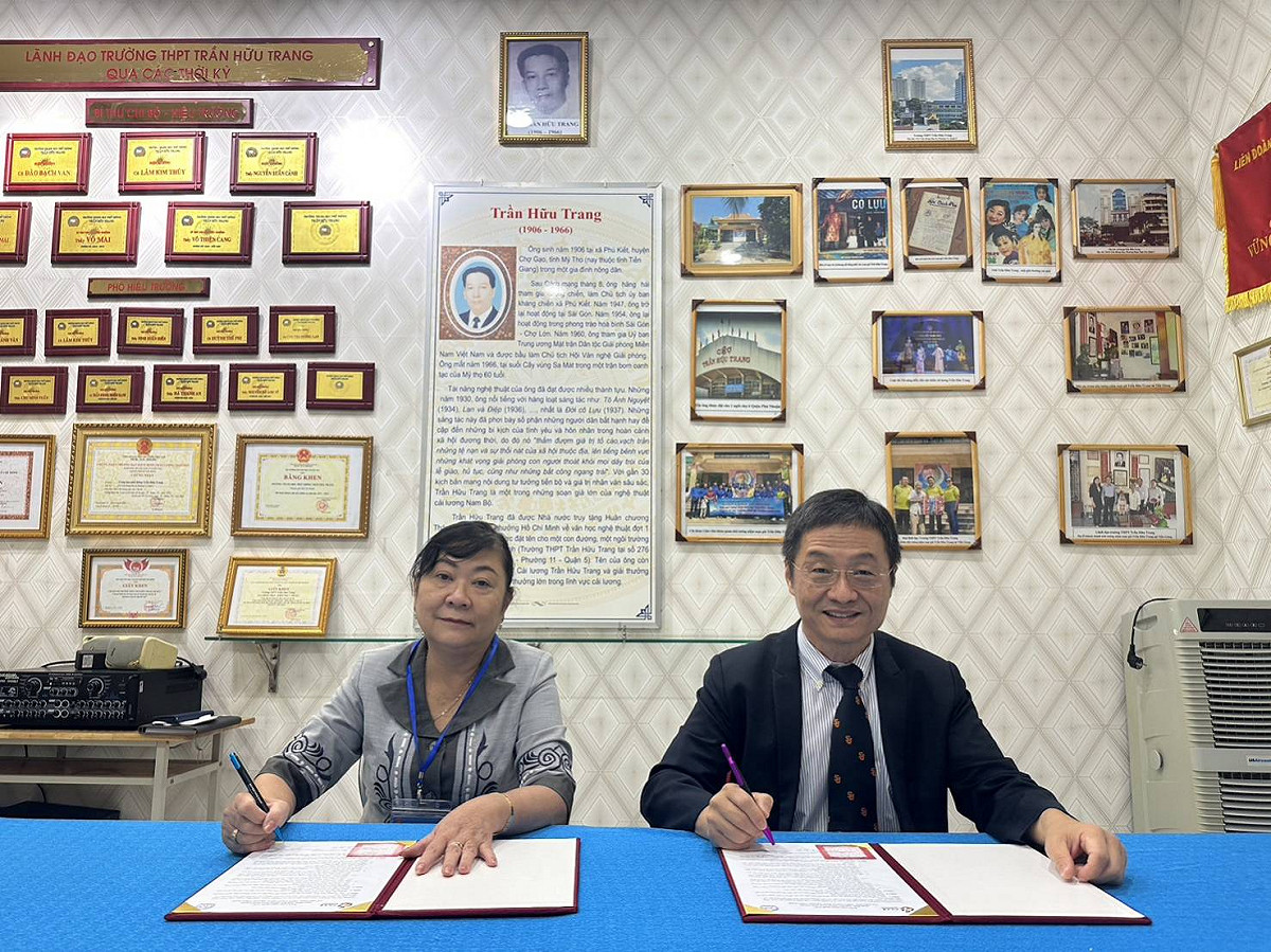 醒吾科技大學國際長國安民（右）與陳友莊高中校長陳峰然幸共同簽署推動華語文教育合作意向書。 圖：醒吾科大提供