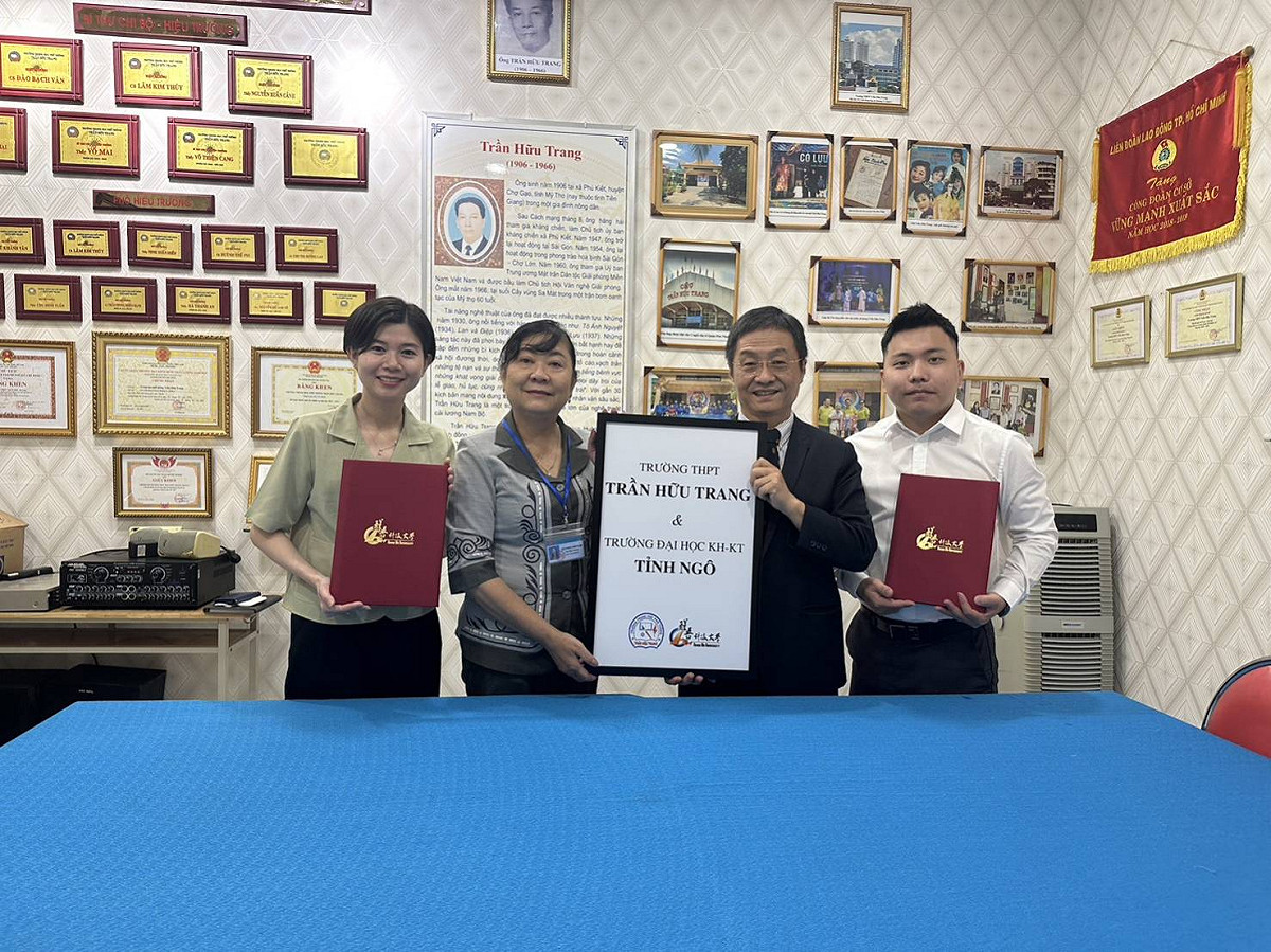 醒吾科大國際處組長馮潔儀（左起）、陳友莊高中校長陳峰然幸、醒吾科大國際長國安民及醒吾科大國際處副執行長阮忠信共同掛牌，合作推動越南華語文教育。 圖：醒吾科大提供