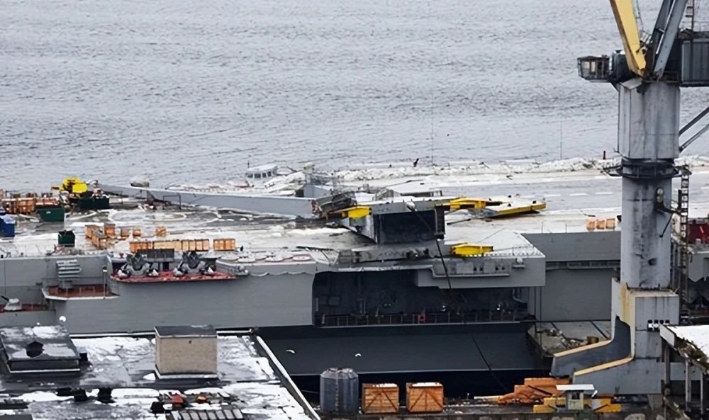 俄羅斯航母「庫茲涅佐夫號」（Kuznetsov）在2018年有起重機墜落意外，造成船體嚴重受損。 圖：翻攝自俯瞰全球（資料照）