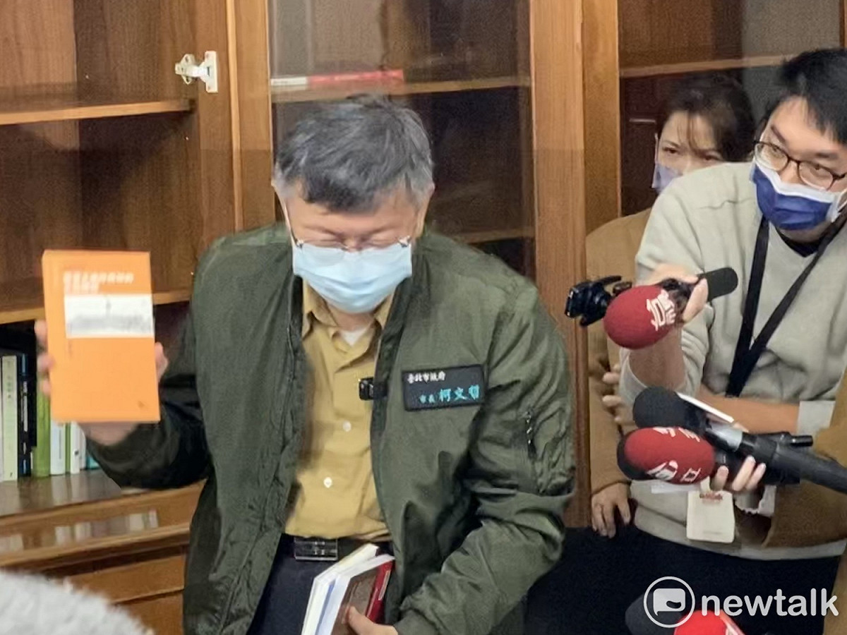 台北市長柯文哲整理市長室，發現有一本《蔡英文兩岸政策的心路歷程》書籍。 圖：周煊惠 / 攝